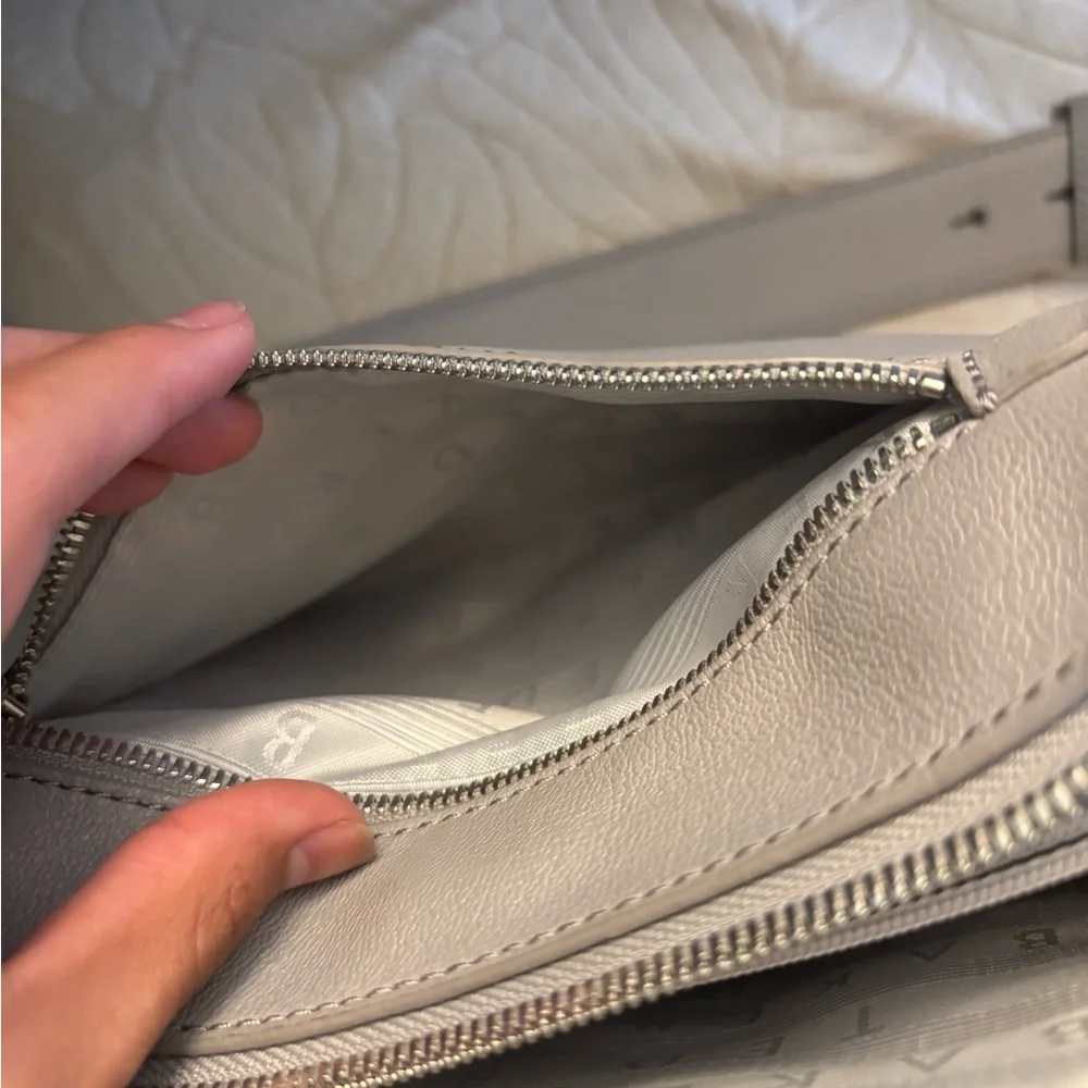 HEATHERR CURVED LEATHER CROSSBODY BAG❗️- SOLD TO WANDAHUGGINS66 - Picture 14 of 16